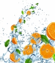 Svaigi apelsīni ūdens šļakatās