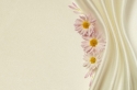 Balts satīna fons ar ziediem 